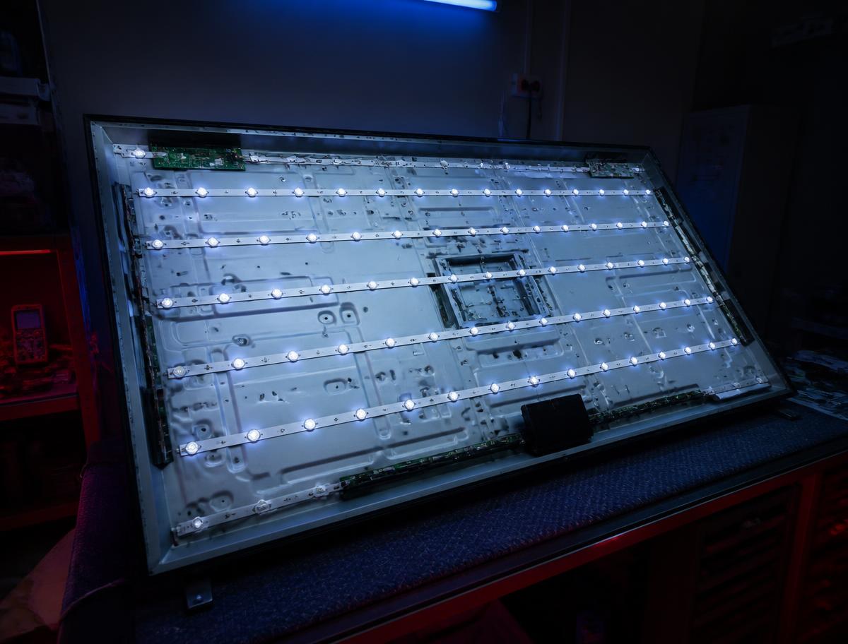 Smart TV aberta na bancada com as barras de LED acesas